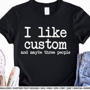 Puede incluir: Camiseta negra con el texto blanco "I like custom and maybe three people." La camiseta se combina con zapatillas blancas y vaqueros azules. Una camiseta informal para el día a día.