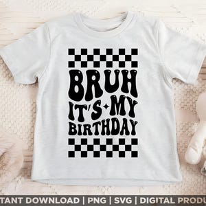 Puede incluir: Una camiseta blanca con un patr&oacute;n de cuadros negros y el texto "BRUH IT'S MY BIRTHDAY" en una fuente retro.