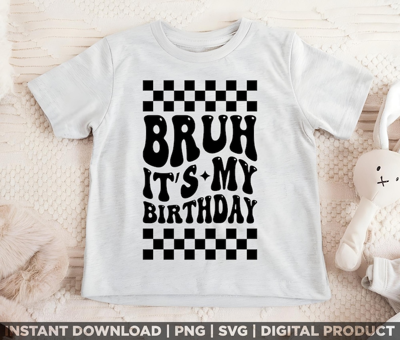 Puede incluir: Una camiseta blanca con un patr&oacute;n de cuadros negros y el texto "BRUH IT'S MY BIRTHDAY" en una fuente retro.