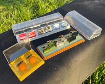 Konvolut Vintage-Manschettenknöpfe aus der Sowjetzeit, bestehend aus 7 Paaren / 14 Manschettenknöpfen in 3 Aufbewahrungs-/Präsentationsboxen aus Kunststoff.