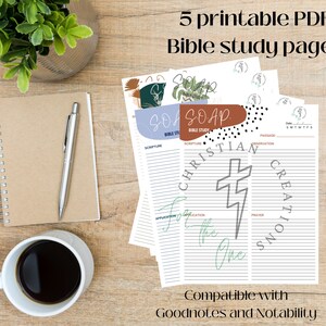 Puede incluir: Cinco páginas imprimibles en PDF para el estudio de la Biblia. Las páginas muestran el texto "SOAP Bible Study", "Christian Creations" y "For the One". También se ven un cuaderno, un bolígrafo y una taza de café.