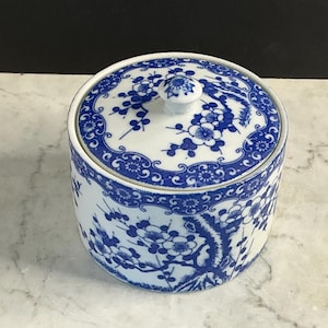 Vintage blåvit porslinsburk med lock och blomdekoration | Rund förvaringsburk Ø 10 cm | Japansk dekor