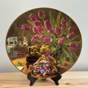 Piatto decorativo vintage Royal Mosa "Natura morta nella cameretta" di Kees van den Berg, edizione limitata 1989, in porcellana con certificato.