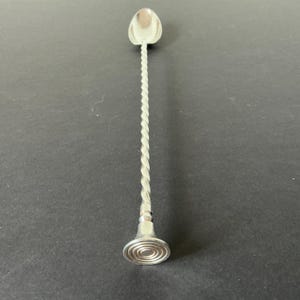 Peut inclure: Ensemble de trois tasses en céramique avec une finition mate et mouchetée. Les tasses sont de couleur crème, gris clair et gris foncé. Chaque tasse a un design simple et minimaliste.