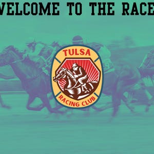 Może przedstawiać: Witamy na wyścigach, ilustracja w stylu vintage z galopującymi końmi i logo Tulsa Racing Club w czerwono-żółtych barwach z koniem i jeźdźcem.
