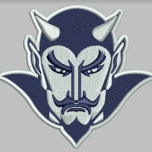 Puede incluir: Parche bordado con la cara de un diablo con cuernos y una expresión severa. El diseño utiliza hilo azul marino y blanco, dando un aspecto texturizado. La cara del diablo está enmarcada por un contorno azul marino.