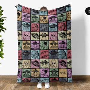 UFO Blanket, Alien Spaceship Throw, Cozy Sci-Fi Decor Blanket, Retro Extraterrestrial Art Gift, Space Lover Sofa Throw