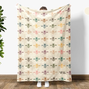 Bee Gift Blanket, Vintage Bee Lover Throw, Retro Bee Fleece Blanket, Cozy Bee Graphic Blanket, Unique Nature Lover Gift for Home