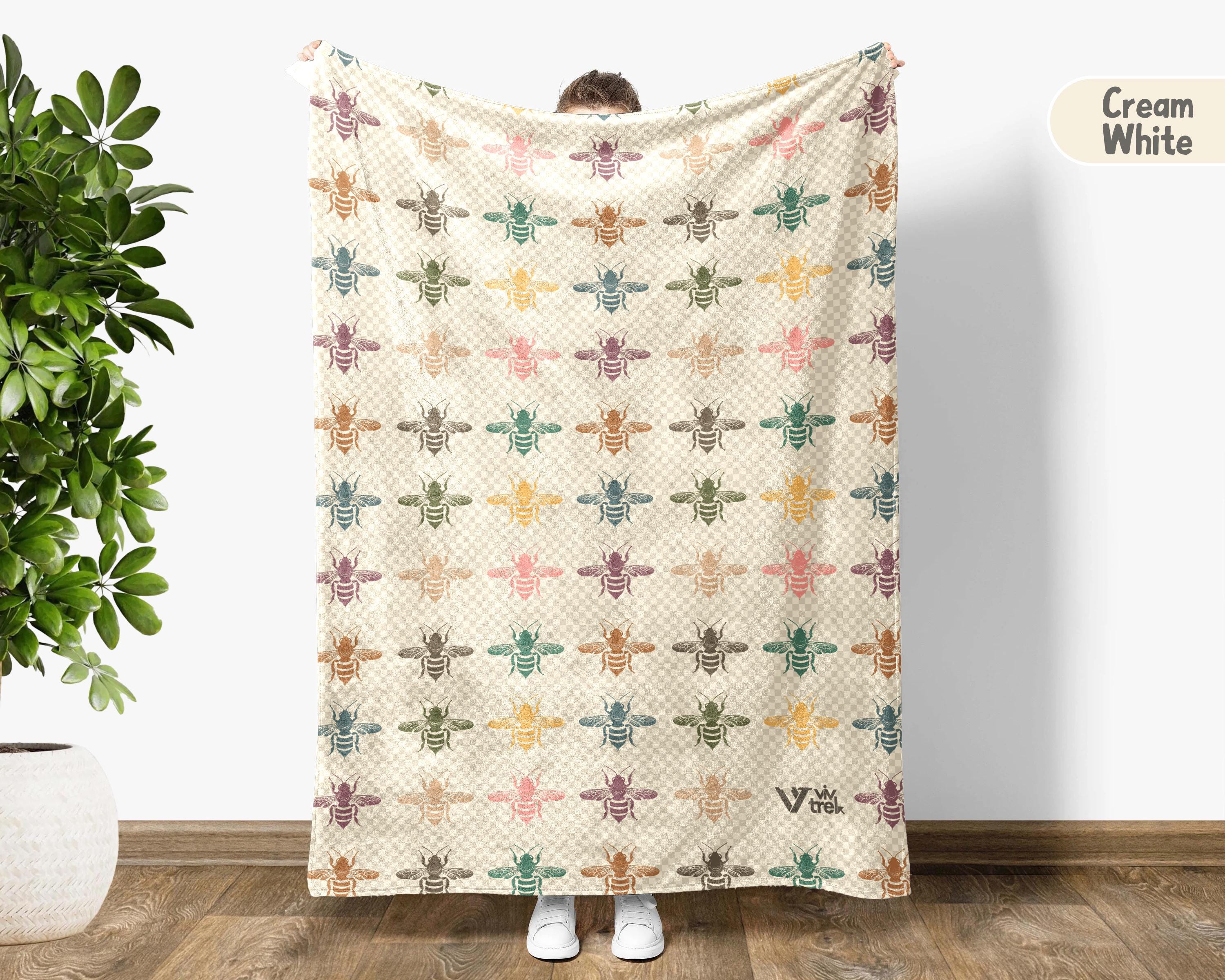 Bee Gift Blanket, Vintage Bee Lover Throw, Retro Bee Fleece Blanket, Cozy Bee Graphic Blanket, Unique Nature Lover Gift for Home