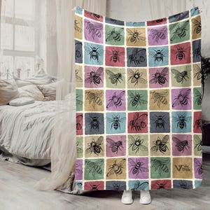 Vintage Bee Gift Blanket, Retro Bee Lover Throw, Retro Bee Fleece Blanket, Cozy Bee Graphic Blanket, Unique Nature Lover Gift for Home