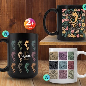 Könnte beinhalten: Drei Keramiktassen mit Meerjungfrau-Motiven. Eine schwarze Tasse zeigt ein Gitter aus Meerjungfrau-Silhouetten mit dem Namen Elizabeth und dem Buchstaben E. Eine weitere schwarze Tasse zeigt eine Meerjungfrau inmitten von Blumenmustern mit dem Namen Elizabeth. Eine weiße Tasse zeigt ein Gitter aus neun illustrierten Meerjungfrauen.