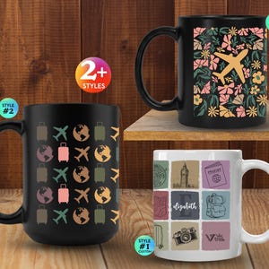 Könnte beinhalten: Drei Keramiktassen mit reisebezogenen Motiven. Eine schwarze Tasse zeigt ein wiederkehrendes Muster aus Globen, Flugzeugen und Koffern. Eine weitere schwarze Tasse hat einen Blumendruck mit einem Flugzeug in der Mitte. Eine weiße Tasse zeigt ein Raster.