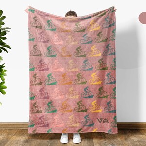 Vintage Cycling Gift Blanket, Retro Bicycle Lover Throw, Cozy Mountain Bike Blanket, Unique Outdoor Decor for Cyclists, Funny MTB Gift Throw afbeelding 4