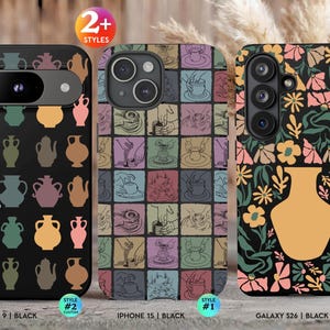 Könnte beinhalten: Drei schwarze Smartphone-Hüllen mit unterschiedlichen Designs: die erste zeigt bunte Töpfer-Silhouetten und den Namen Elizabeth, die zweite ein Raster aus Händen beim Töpfern an der Scheibe und die dritte ein Blumenmuster mit einer zentralen Vase.