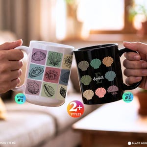 Könnte beinhalten: Ein weißer 443 ml Becher mit einem Gitter aus bunten Muschelillustrationen und ein schwarzer 325 ml Becher mit einem Muster aus pastellfarbenen Muscheln und dem Namen Elizabeth in weißer Schreibschrift.