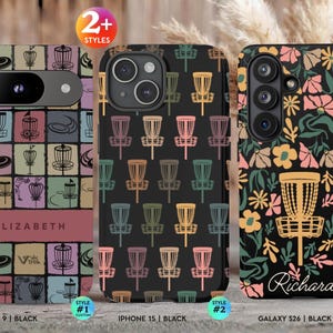 Könnte beinhalten: Drei Smartphone-Hüllen mit Disc-Golf-Motiven. Die erste Hülle zeigt ein Raster aus Disc-Golf-Körben und Scheiben mit dem Namen ELIZABETH. Die zweite hat ein wiederkehrendes Muster aus Körben. Die dritte zeigt ein Blumenmuster mit einem Korb und dem Namen Richard.