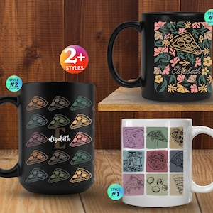 Könnte beinhalten: Drei Keramiktassen mit Pizza-Motiven. Eine schwarze Tasse zeigt ein wiederkehrendes Pizzastück-Muster mit dem Namen Elizabeth. Eine weitere schwarze Tasse hat einen floralen Hintergrund mit einem Pizzastück und dem Namen Elizabeth. Eine weiße Tasse zeigt ein Raster mit Pizza-Illustrationen.