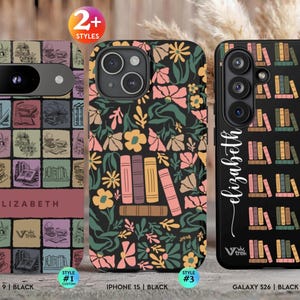 Könnte beinhalten: Drei Handyhüllen mit Buchmotiven. Die linke Hülle zeigt ein Raster mit Buchillustrationen und den Namen ELIZABETH. Die mittlere Hülle hat ein Blumenmuster mit einem Bücherstapel. Die rechte Hülle zeigt Bücherreihen und den Namen elizabeth.