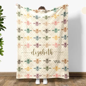 Custom Bee Gift Blanket, Retro Personalized Bee Lover Throw, Retro Animal Fleece Blanket, Cozy Bee Blanket, Bee Lover Gift for Home Decor