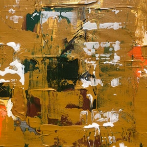 Op de afbeelding: Abstract schilderij met een getextureerd oppervlak. Het kunstwerk heeft een palet van goud, wit, groen, bruin en oranje tinten. Dikke penseelstreken en gelaagde verf cre&euml;ren een dynamische en visueel rijke compositie.