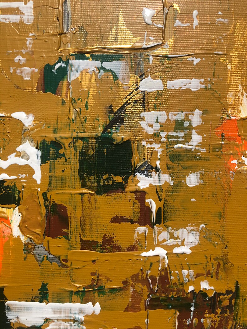 Op de afbeelding: Abstract schilderij met een getextureerd oppervlak. Het kunstwerk heeft een palet van goud, wit, groen, bruin en oranje tinten. Dikke penseelstreken en gelaagde verf cre&euml;ren een dynamische en visueel rijke compositie.