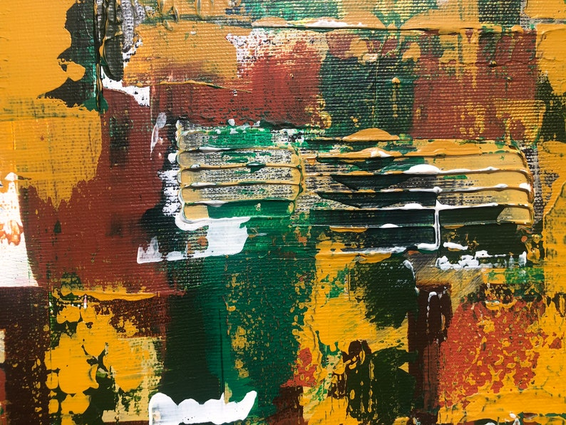 Op de afbeelding: Abstract schilderij met een getextureerd oppervlak. Het kunstwerk toont een palet van mosterdgeel, diepgroen en bruin, met witte accenten. De penseelstreken zijn zichtbaar, waardoor een gelaagd effect ontstaat. Het schilderij heeft een moderne, artistieke uitstraling.