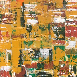 Op de afbeelding: Abstract schilderij met een textuur. Het kunstwerk heeft een rasterachtige compositie met blokken goud, groen, bruin, wit en oranje. Zichtbare penseelstreken cre&euml;ren een dynamisch, gelaagd effect. Het algemene thema is moderne kunst.