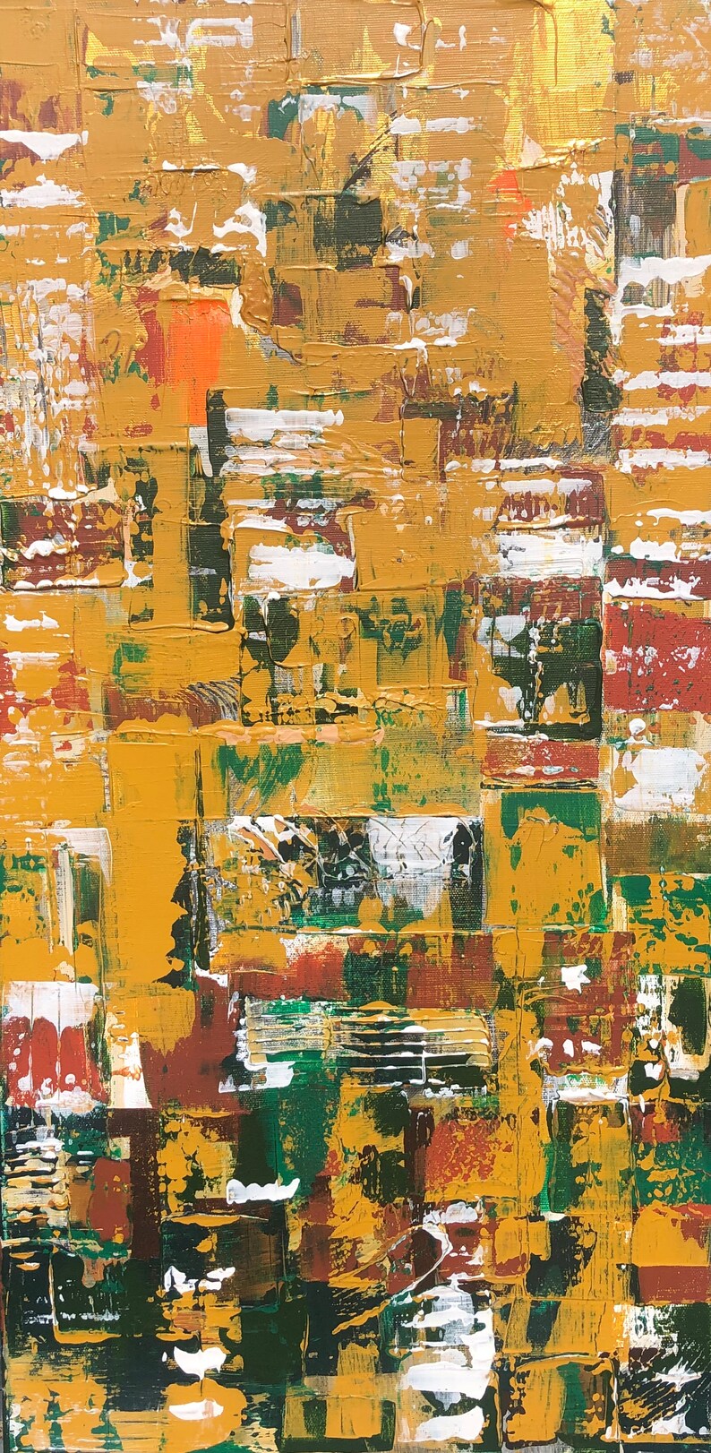 Op de afbeelding: Abstract schilderij met een textuur. Het kunstwerk heeft een rasterachtige compositie met blokken goud, groen, bruin, wit en oranje. Zichtbare penseelstreken cre&euml;ren een dynamisch, gelaagd effect. Het algemene thema is moderne kunst.