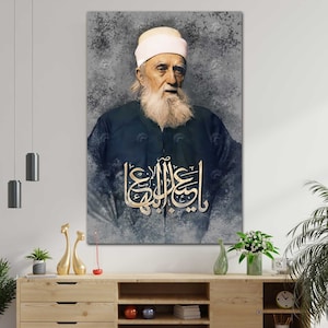 Op de afbeelding: Een portret van een man met een witte baard en een witte muts. Hij draagt een donkerblauwe robe en de Arabische tekst "إبراهيم" is geschreven in gouden kalligrafie op een blauwe achtergrond.