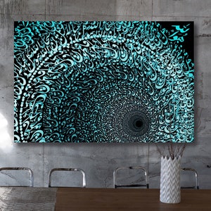 Op de afbeelding: Abstracte kunstprint met een draaiend patroon van turquoise en zwarte Arabische kalligrafie. De kalligrafie creëert een wervelend effect, met een zwarte cirkel in het midden.