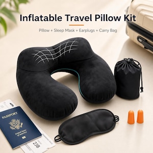Può includere: Un kit cuscino da viaggio gonfiabile nero con mascherina per dormire, tappi per le orecchie e borsa per il trasporto. Sono inclusi anche un passaporto e una carta d'imbarco. Il cuscino è a forma di U.