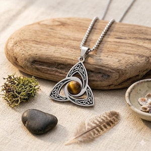 Collar con ojo de tigre y trinidad celta • Colgante triqueta vikingo unisex • Joyería celta simbólica para hombres y mujeres • Regalo espiritual medieval