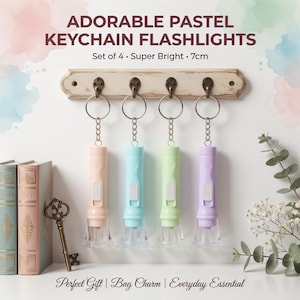 Puede incluir: Cuatro linternas de llavero en colores pastel, cada una de 7 cm de largo, en rosa, azul, verde y morado. Cuelgan de un estante de madera decorativo. El texto de la imagen dice "ADORABLE PASTEL KEYCHAIN FLASHLIGHTS".