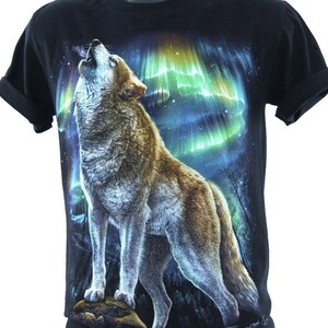 Pode incluir: Camiseta preta com estampa gráfica de um lobo uivando para a aurora boreal.