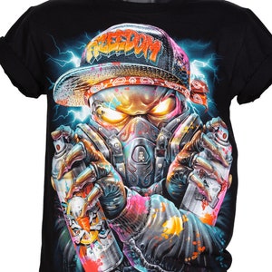 Pode incluir: Camiseta preta com uma estampa gráfica de uma caveira usando um boné de beisebol ao contrário com a palavra "FREEDOM" nele. A caveira está usando uma máscara de gás e segurando duas latas de tinta spray.