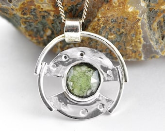 Natuurlijke moldaviethanger, semi-facetten sterlingzilveren ketting