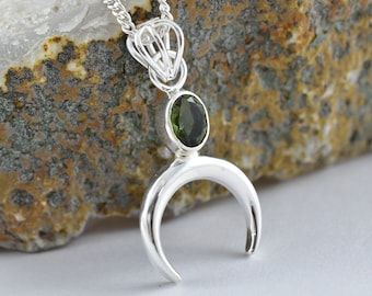 Collar de luna de moldavita en plata de ley con colgante de tectita checa