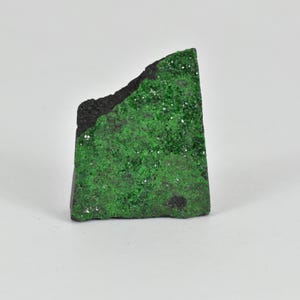 34X28MM Garnet Green Gemstone, Raw Uvarovite, Crystals on matrix from Russia, Mineral Specimen, Natural Green Garnet, January Birthstone