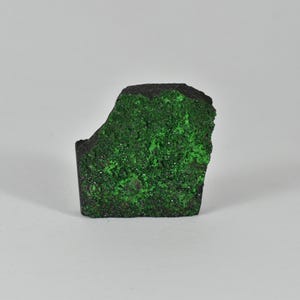 Green Garnet Gemstone, Raw Uvarovite, Crystals on matrix from Russia, Mineral Specimen, Natural Green Garnet, January Birthstone