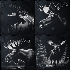 Könnte beinhalten: Set aus vier schwarzen Schieferuntersetzern mit einer weißen Silhouette eines Elches in verschiedenen Posen. Jeder Untersetzer hat ein einzigartiges Design und ist perfekt, um Ihrem Zuhause einen Hauch von Natur zu verleihen.