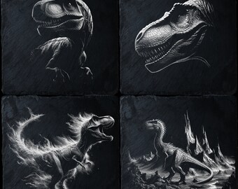 Op de afbeelding: Vier zwarte leisteen onderzetters met witte tekeningen van dinosaurussen. De onderzetters tonen een T-Rex, een Stegosaurus, een Triceratops en een Brachiosaurus.