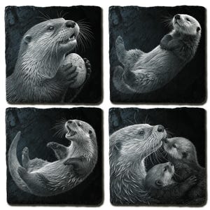 Könnte beinhalten: Set aus vier quadratischen Schieferuntersetzern mit detaillierten Graustufen-Illustrationen von Ottern. Eine Otter hält einen Stein, eine andere treibt auf dem Rücken, und zwei weitere interagieren, was das spielerische Wesen der Otter zeigt.