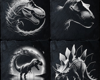 Op de afbeelding: Vier zwarte leisteen onderzetters met witte illustraties van dinosaurussen. De linker bovenste onderzetter toont een Tyrannosaurus Rex, de rechter bovenste onderzetter toont een Velociraptor, de linker onderste onderzetter toont een Tyrannosaurus Rex en de rechter onderste onderzetter toont een Stegosaurus.