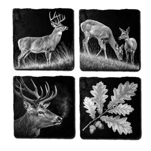 Könnte beinhalten: Set aus vier quadratischen Schieferuntersetzern mit Schwarz-Weiß-Illustrationen von Hirschen und Eichenblättern. Die Bilder zeigen einen Hirsch, Hirsche auf einer Wiese, und Eichenblätter mit Eicheln.
