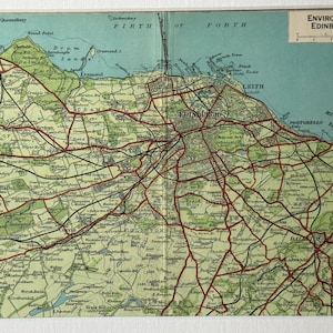 Könnte beinhalten: Eine Vintage-Karte der Umgebung von Edinburgh, Schottland. Die Karte zeigt das Stadtzentrum, die umliegenden Städte und den Firth of Forth. Die Karte ist in Grün-, Braun- und Rottönen gedruckt.