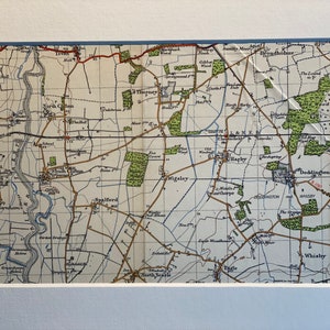 Puede incluir: Un mapa vintage del campo inglés, que muestra las ciudades de South Clifton, North Clifton y Harby. El mapa está impreso en papel color crema con líneas marrones y áreas verdes que representan bosques.