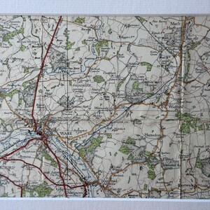 Może przedstawiać: Antyczna mapa obszaru Ware w Hertfordshire w Anglii. Mapa przedstawia miasto Ware, a także otaczające wioski i miasta, w tym Widford, Much Hadham i Hertford. Mapa jest wydrukowana w czerni i bieli, z niektórymi obszarami zaznaczonymi na czerwono.