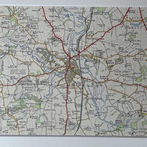 Puede incluir: Un mapa vintage de la zona de Ripon en Yorkshire, Inglaterra. El mapa muestra la ciudad de Ripon y los pueblos de los alrededores, incluyendo Copt Hewick, Skelton y Givendale. El mapa está impreso en blanco y negro con líneas rojas que indican las carreteras.
