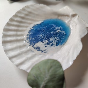 Soap bowl shell | Real shell tray | Decorative bowl with resin sea wave | Unique ring or jewelry tray, gift idea