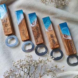 Flaschenöffner, personalisierbar, aus Olivenholz mit Meereswelle aus Resin, perfekt als kleine Aufmerksamkeit oder eigene Deko